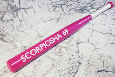 Розовая бейсбольная бита на заказ с леттерингом