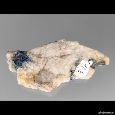 Лазулит в молочном кварце. Россия. 70*35*10мм