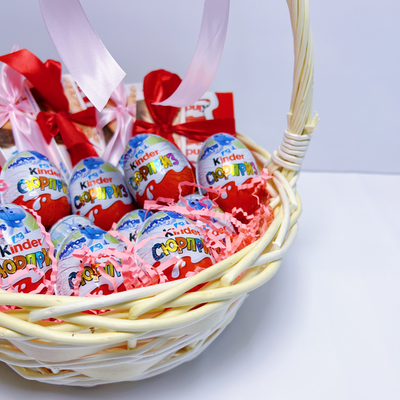 Подарочная корзина Киндер сюрприз и Киндер шоколад большая