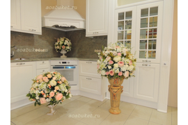 Композиции из искусственных цветов в интерьере кухни из цветов прекрасного качества в классическом стиле №32
