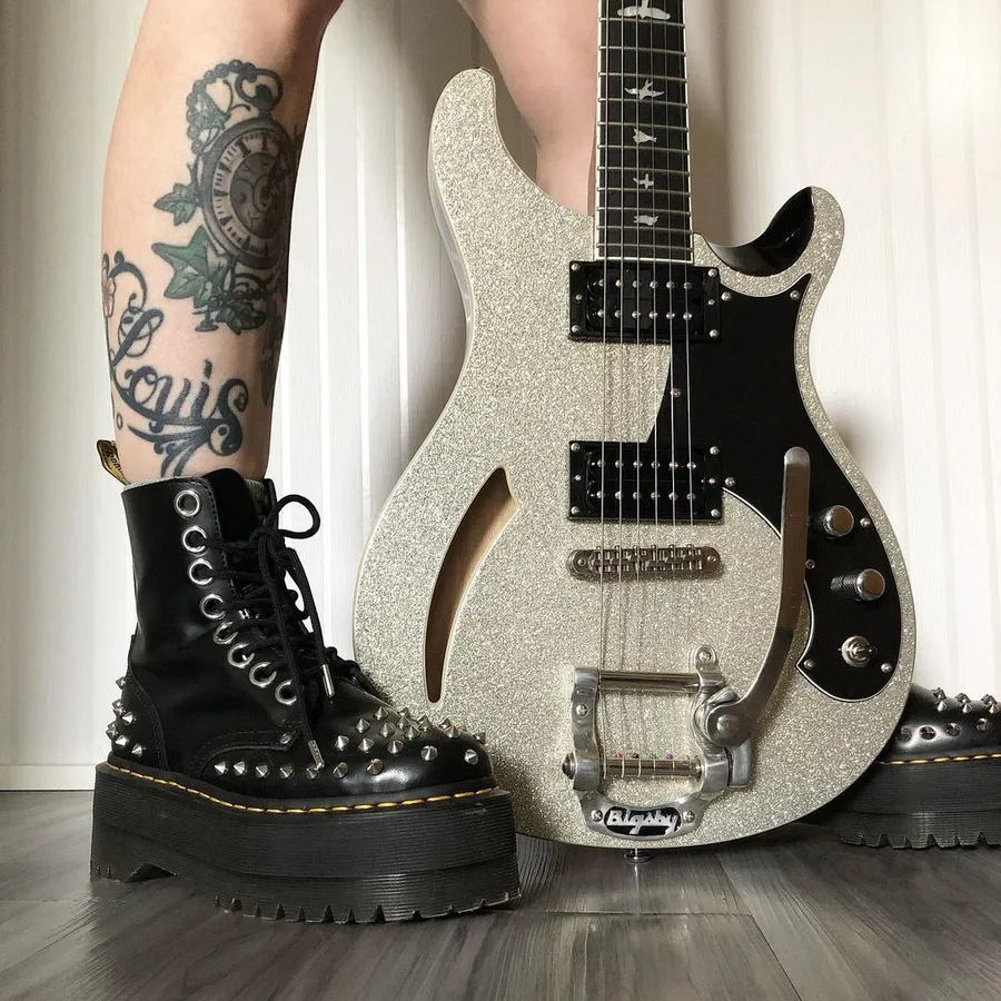 черные ботинки с шипами