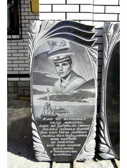 Фото вертикального бюджетного памятника на могилу оригинального дизайна для моряка в СПб