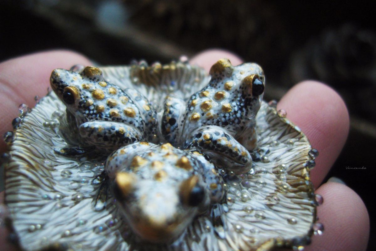 Миниатюрная брошь с тремя лягушками на листе кувшинки с каплями. Волшебное украшение Vincento