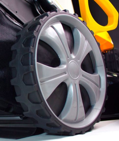 Большие задние колеса.