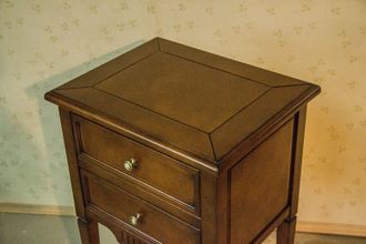 Тумба прикроватная с 2 ящиками на высоких ножках.