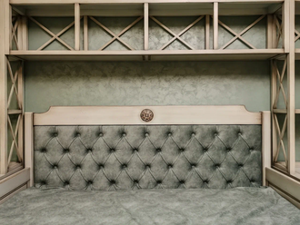 Кровать в виде тахты, с двумя выдвижными ящиками и верхней и боковой надстройкой.