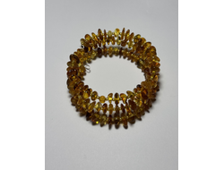 Браслет на пружине тройной из обработанного янтаря