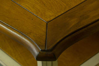 Журнальный стол с фигурной столешницей.