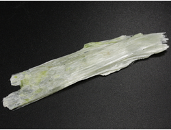 Брусит (немалит) светло-зеленый, волокнистый брусит, коллекционный образец, Россия, КЧР, Урупский район, м-ние Мощевая балка (85*18*5 мм, 7 г) №29691