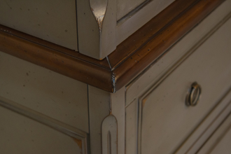 Книжный шкаф однодверный на тумбе с ящиками.