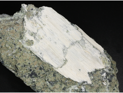 Брусит (немалит), волокнистый брусит на змеевике, коллекционный образец, Россия, КЧР, Урупский район, м-ние. Белые осыпища (107*50*28 мм, 111 г) №29672