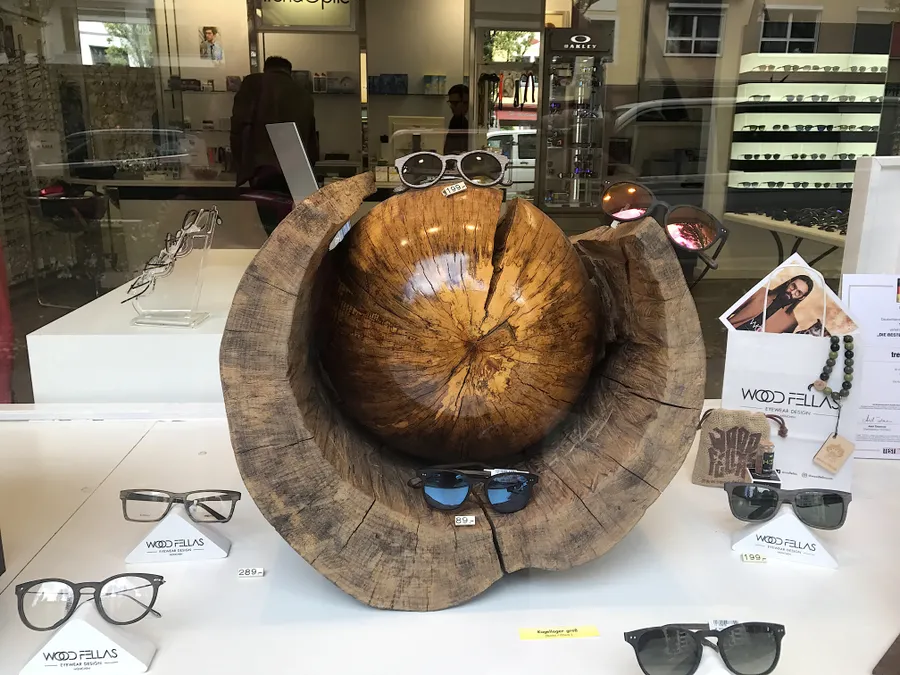 Декор витрины оптики, пень дуба, Мюнхен, Германия.