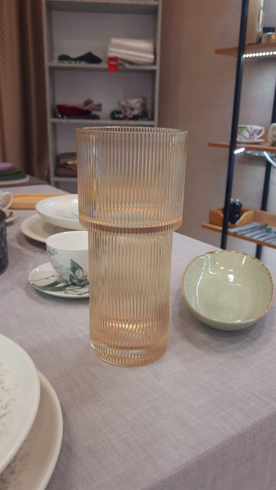 Ваза стеклянная, высота 25 см, диаметр 10 см