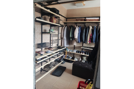 Черная гардеробная Аристо с  декором светлое  дерево в коттедж