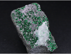 Уваровит кристаллы на породе, Урал (38*28*20 мм, 41 г) №25865