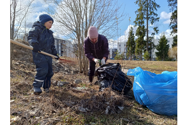 Совместный труд на субботнике.