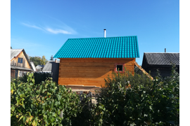 На срубе возведена стропильная система, кровля металлочерепица.