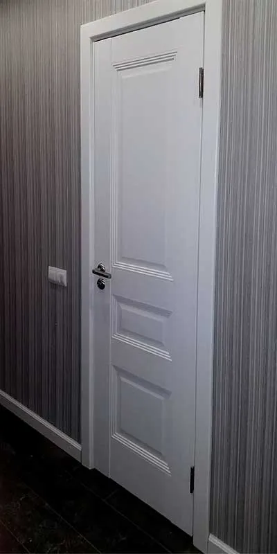 Дверь белого цвета с классическим рисунком, установка в Новогиреево