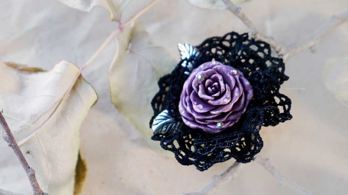 Брошь в готическом стиле в виде фиолетовой розы с кружевом. Необычный подарок девушке