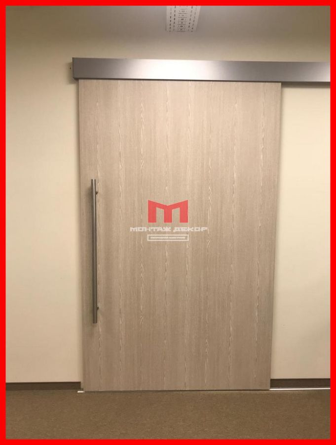 Оклейка раздвижной двери плёнкой SOIF с текстурой "под дерево"