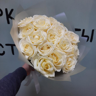Шикарный букет белых роз