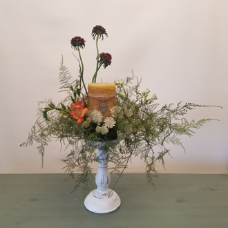 Интерьерная композиция с цветами, свеча и подсвечник в наборе