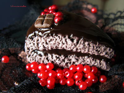 Шоколадный тортик. Брошь в виде кусочка шоколадного торта с ягодами