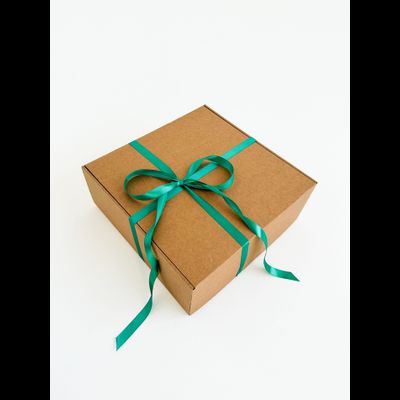Большая подарочная коробка GILEV 37х37х14см с зеленой лентой и наполнителем крафт