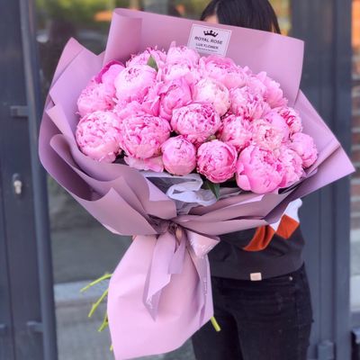 букет 25 пионов