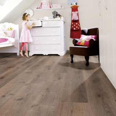 Виниловый пол Wineo 800 Wood XL Mud Rustic Oak DLC00063 в интерьере детской комнаты