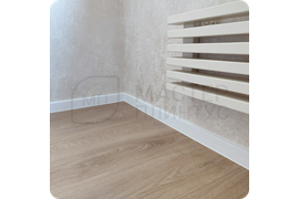 Безупречная чистота: монтаж белого плинтуса Dollken Cubu Flex Life 60 в оттенке RAL 9003 создает идеально чистый и свежий образ помещения, визуально расширяя пространство.