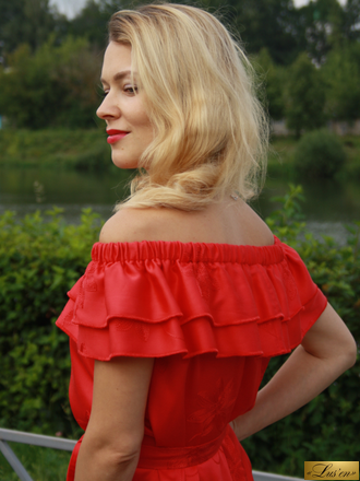 Платье с воланами и рюшами