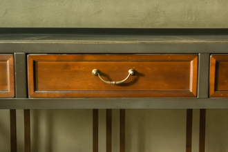 Письменный стол с 3 ящиками и декоративным бортиком.