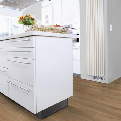 Ламинат Wineo Дуб Финляндия Золотой LA224XXLV4 в интерьере кухни