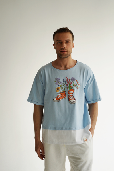 МУЖСКАЯ ФУТБОЛКА ГОЛУБАЯ "ЦВЕТОЧНЫЕ КЕДЫ"