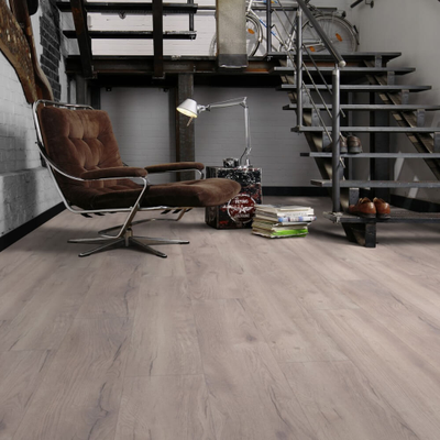 Ламинат Wineo Дуб Греческий Бежевый LA221LV4 в интерьере гостиной