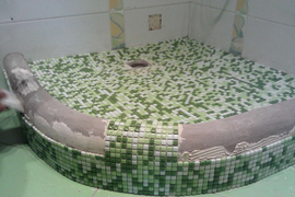 Облицовка поддона душевой кабины мозаикой на сетчатой подложке