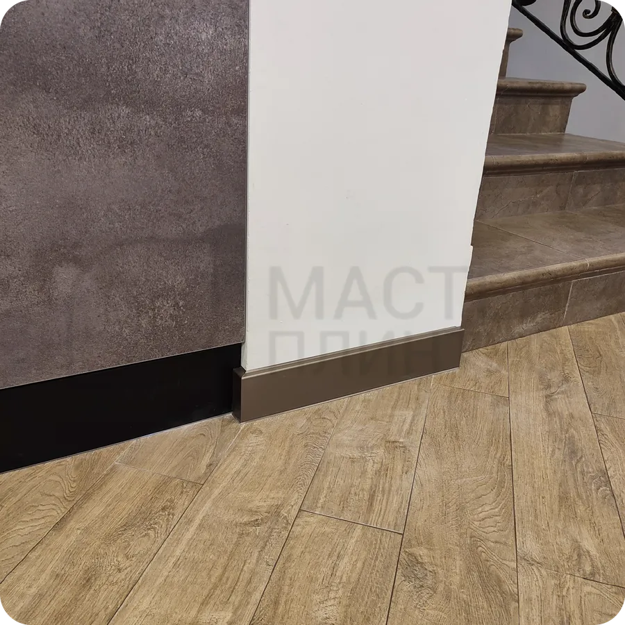 Изысканная геометрия: монтаж Dollken Cubu Flex Life 80 подчеркивает геометрию пространства с помощью благородного бронзового акцента.