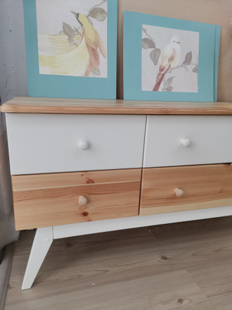 Тумба для ТВ на высоких ножках Сканди из массива сосны Эмаль крем / Натура