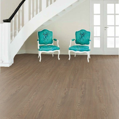 Дуб Спокойный Коричневый LA172LV4 в интерьере гостиной