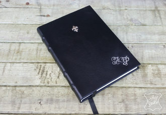 Набор кожаных аксессуаров с тиснением