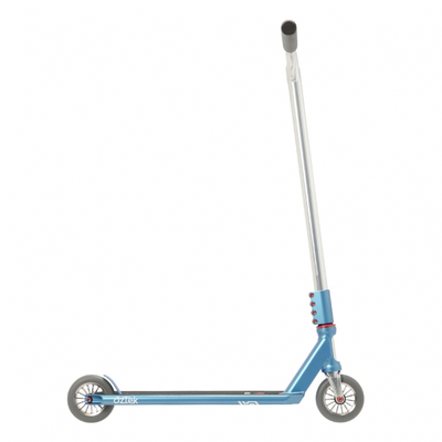 Синий трюковой самокат AZTEK Corsa Complete, идеально подходящий для выполнения трюков в парке