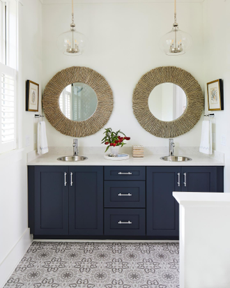 Зеркало круглое с рамой в стиле сланцевого камня.