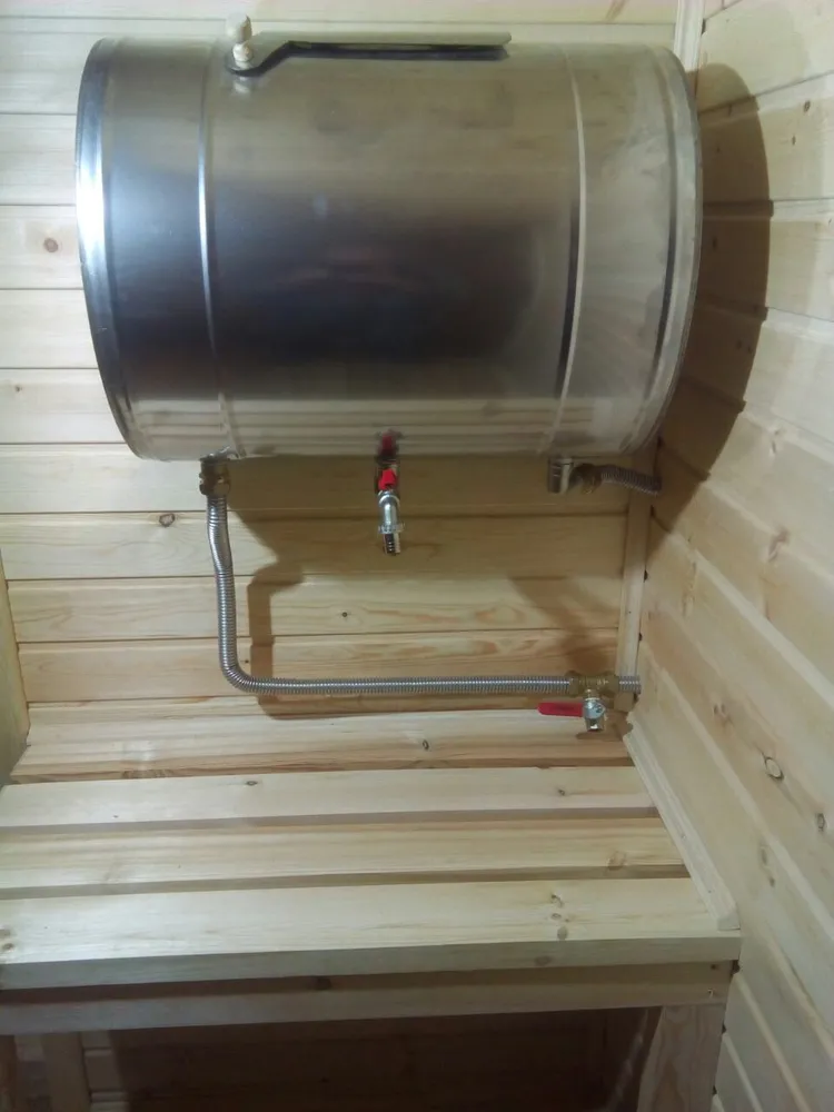 Нагревательный бак в мойке.