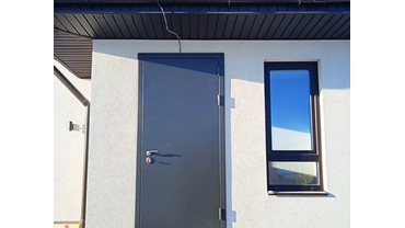 Входная дверь в дом. Пос. Лесной остров