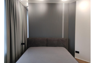 На фото гипсовые реечные панели «Параллели» с вмонтированными световыми линиями.