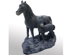 Лошадь с жеребенком стоят. ОПТ