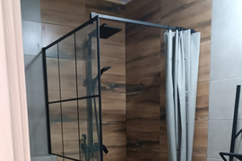 Ванная комната с душевым углом.