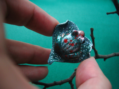 "Сердце Изумрудного леса", брошь с лягушкой (скульптурная миниатюра)