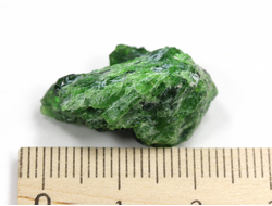 Хромдиопсид, необработанный "дикий" образец, Россия, Якутия (24*15*16 мм, 6,3 г) №28338